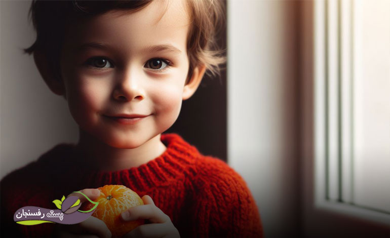 نارنگی در دست یک کودک